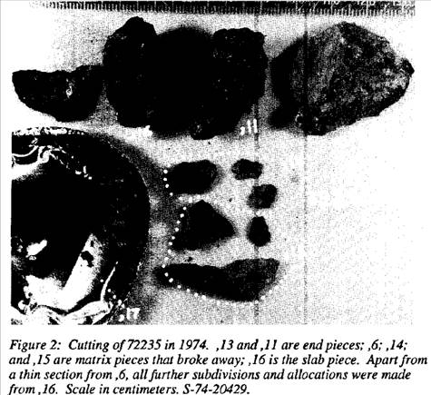 №72235 фотография верхнего камня (брекчии) сделанная через четыре года в 1974 году, камень развалился на части и явно разлагается.