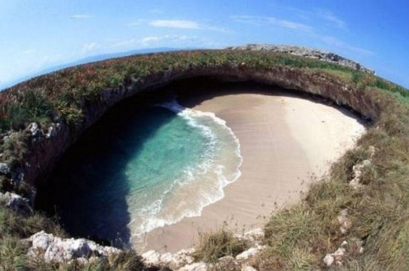 Мексиканский пляж на островах Мариеты, названный как Скрытый пляж