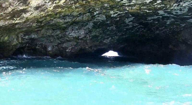 Мексиканский пляж на островах Мариеты, названный как Скрытый пляж